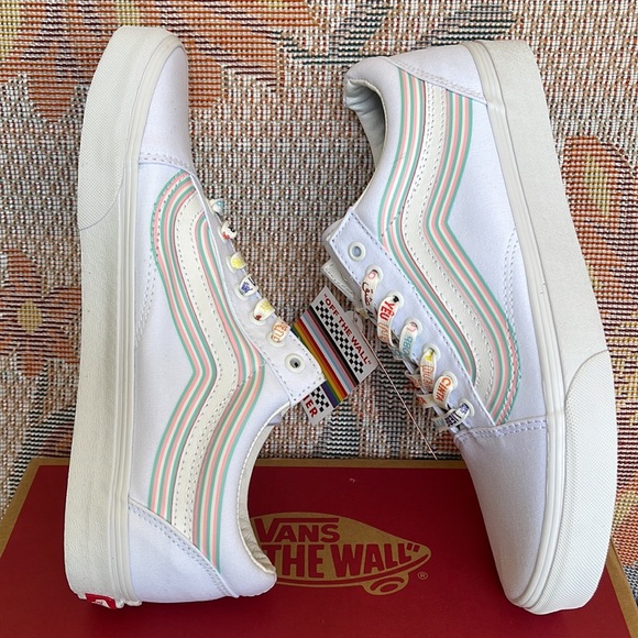 Vans Men’s Old Skool
(Pride) White/True White
VNOA5KRFB5U
Sneakers - athletic - Picture 12 of 16